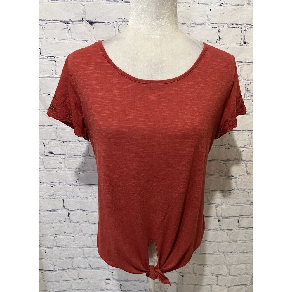 Adiva Short Sleeve Top with Lace details on the sleeves and a tie-front Small